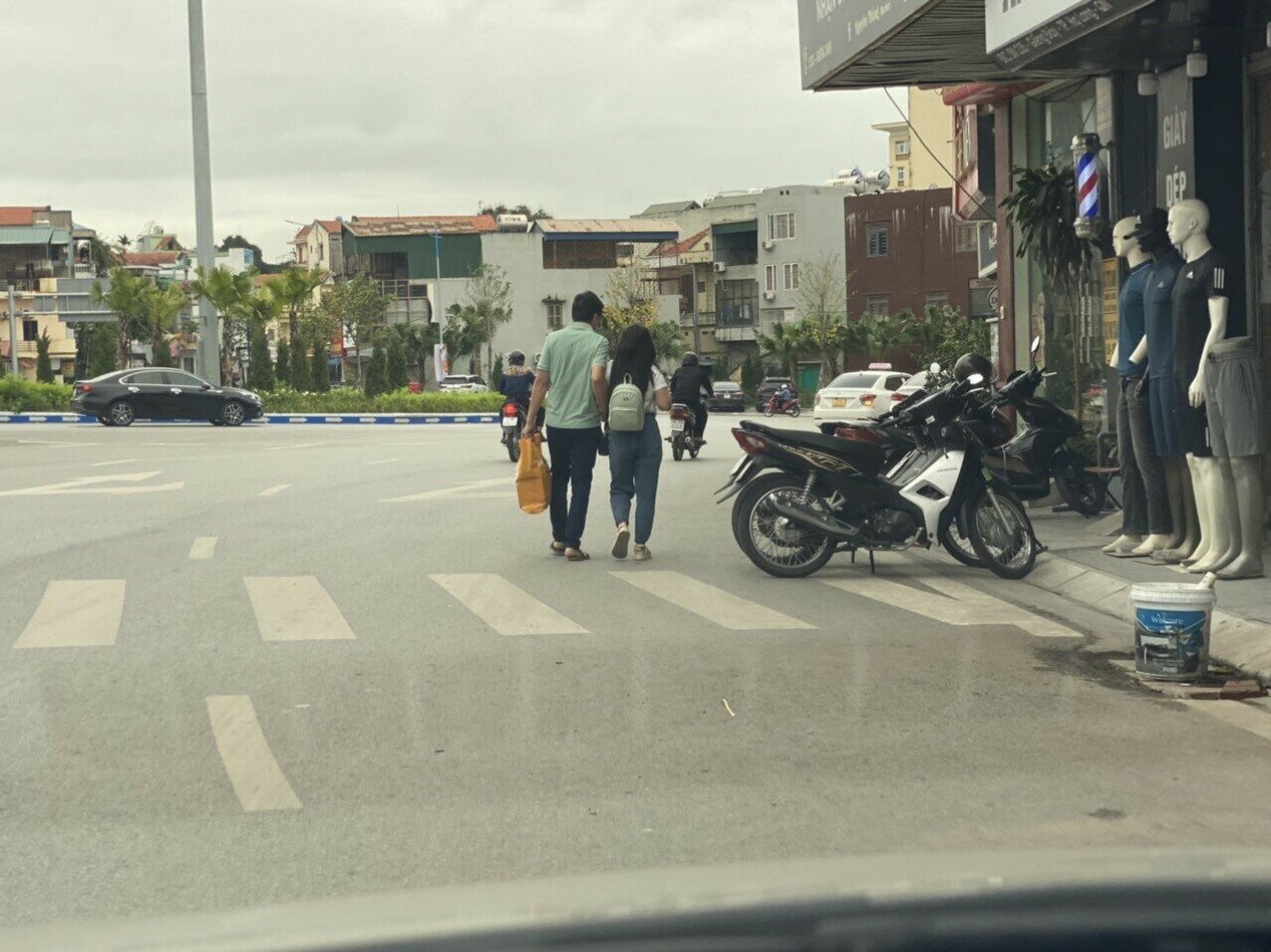 Quốc lộ 279 là tuyến đường huyết mạch nối Quảng Ninh với các tỉnh, nên có lưu lượng phương tiện khá đông.