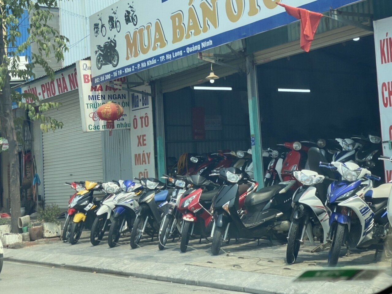 Tuy không phổ biến, nhưng vỉa hè tuyến Quốc lộ 279 qua phường Hà Khẩu cũng bị chiếm dụng làm nơi bán hàng, sửa chữa ô tô, xe máy…