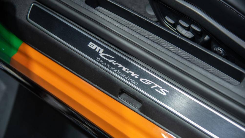Logo phiên bản kỷ niệm "30 Years Porsche Thailand Edition" được đặt tại cột B và bệ cửa xe