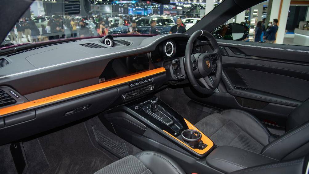 Tương tự ngoại thất, nội thất của từng mẫu xe sẽ thay đổi theo chủ đề các thứ trong tuần