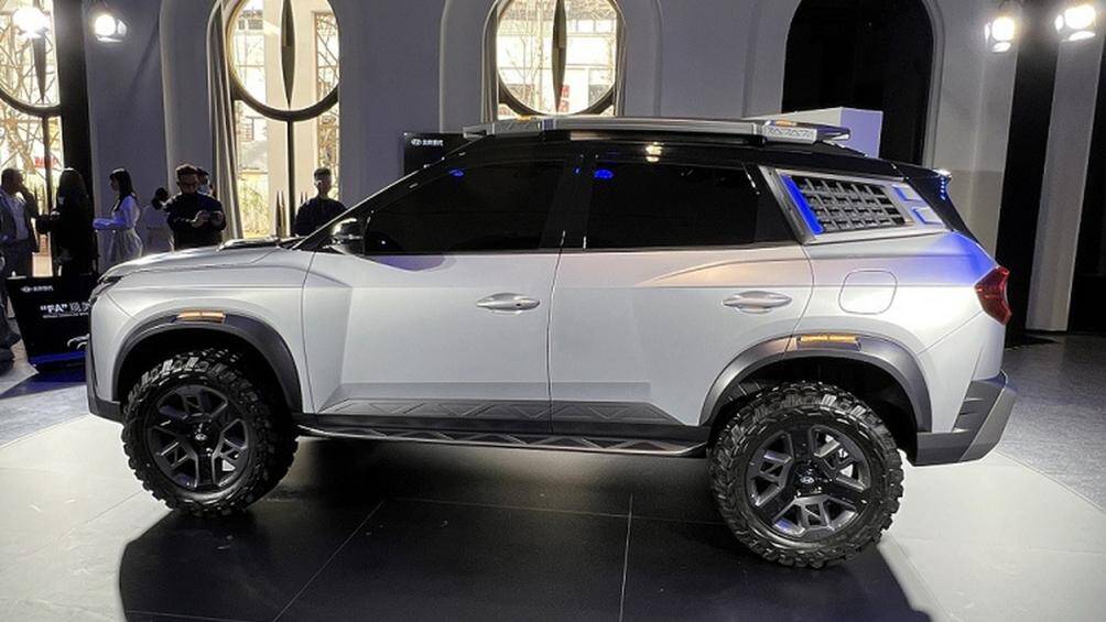 Điểm nhấn đập vào mắt ở khu vực sườn xe chính là bộ lốp off-road và vành hợp kim phối 2 màu, hốc bánh phồng lên, đi kèm ốp cua lốp nổi bật