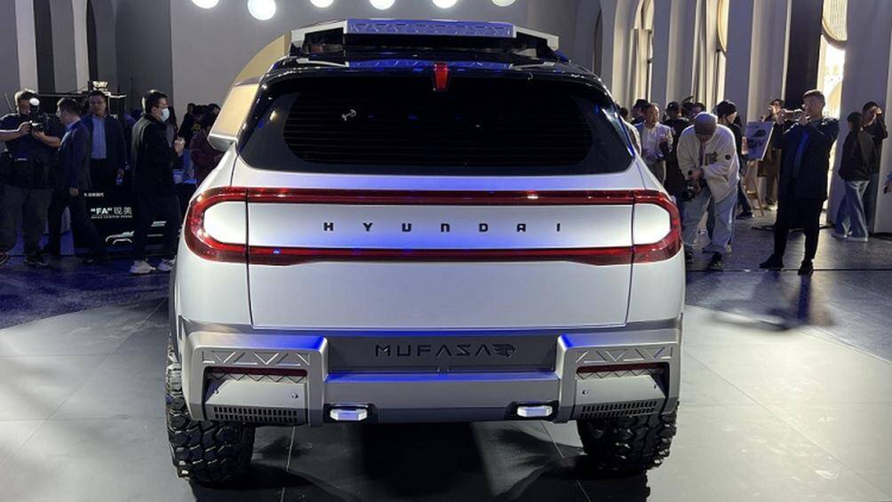 Ở phía sau, mẫu xe concept này được trang bị cụm đèn hậu hình bầu dục, cản sau của xe đi kèm 2 móc cứu hộ