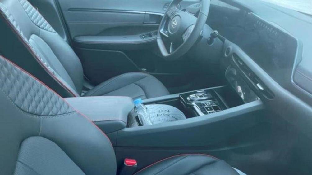 Bên trong xe, Hyundai Mufasa phiên bản thương mại được trang bị màn hình cỡ lớn đặt nổi trên mặt táp-lô