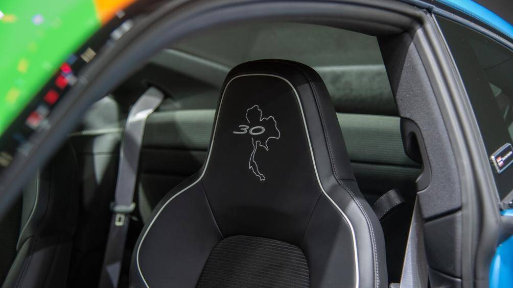 Ghế ngồi của xe được bọc vải Corduroy đi kèm các vị trí tương phản màu xám Pebble Grey, tựa đầu ghế được thêu hình ảnh đất nước Thái Lan cùng số 30