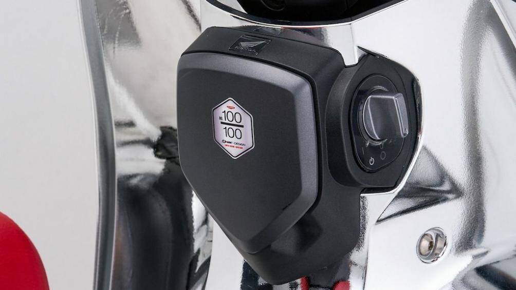 Về sức mạnh, Honda vẫn tích hợp cho C125 Disney khối động cơ xy lanh đơn dung tích 123,94cc, loại SOHC làm mát bằng dung dịch. Dung tích bình xăng là 3,7 lít