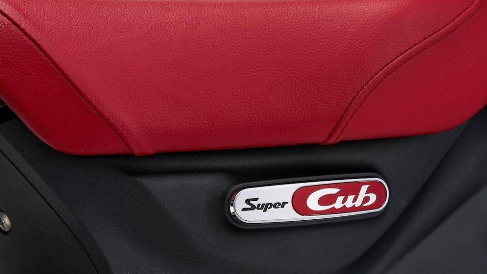 Yên xe của C125 Disney sử dụng màu đỏ nổi bật được phân cấp cho người lái và hành khách phía sau