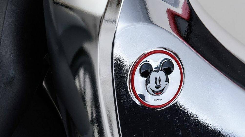 Trên xe cũng sử dụng nhiều chi tiết mạ crom cao cấp đi kèm với tem Disney và chú chuột nổi tiếng Mickey