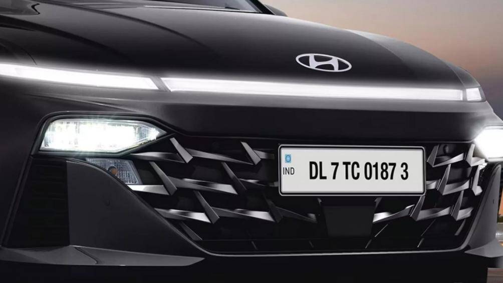 Hyundai cũng trang bị cho mẫu sedan này lưới tản nhiệt Parametric Jewel mới, hệ thống đèn 2 tầng