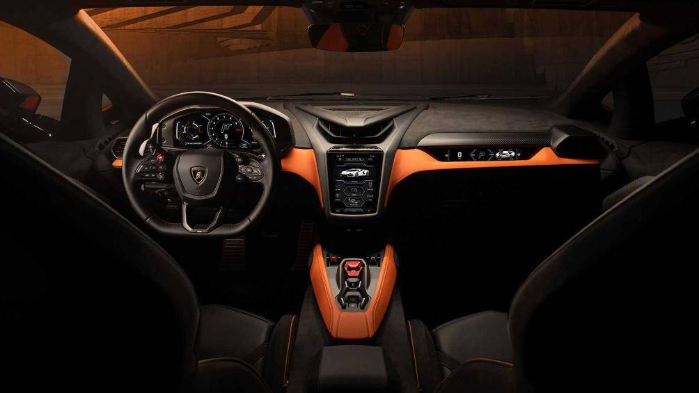 Lamborghini cũng bố trí một màn hình 9,1 inch hẹp ở đối diện ghế hành khách