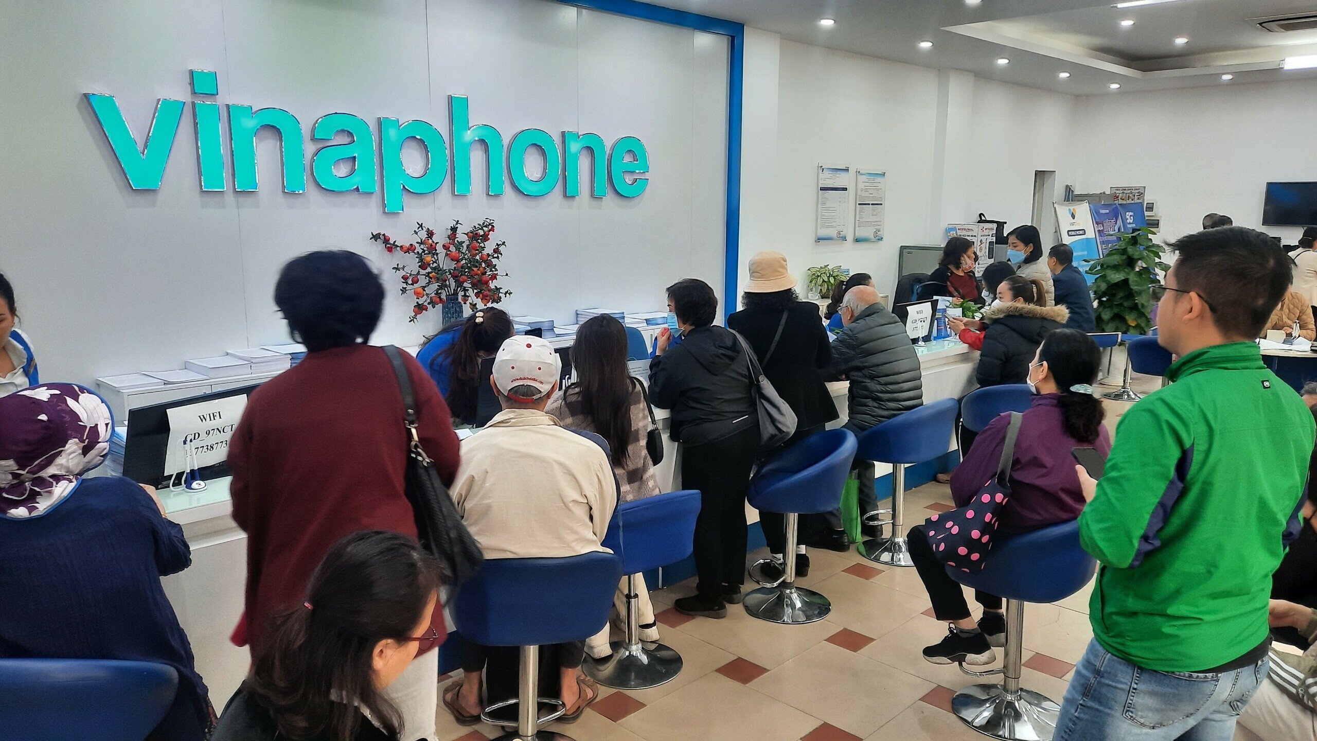 Tại cửa hàng giao dịch của VinaPhone ở đường Nguyễn Chí Thanh cũng nườm nượp khách hàng tới chuẩn hóa thông tin.