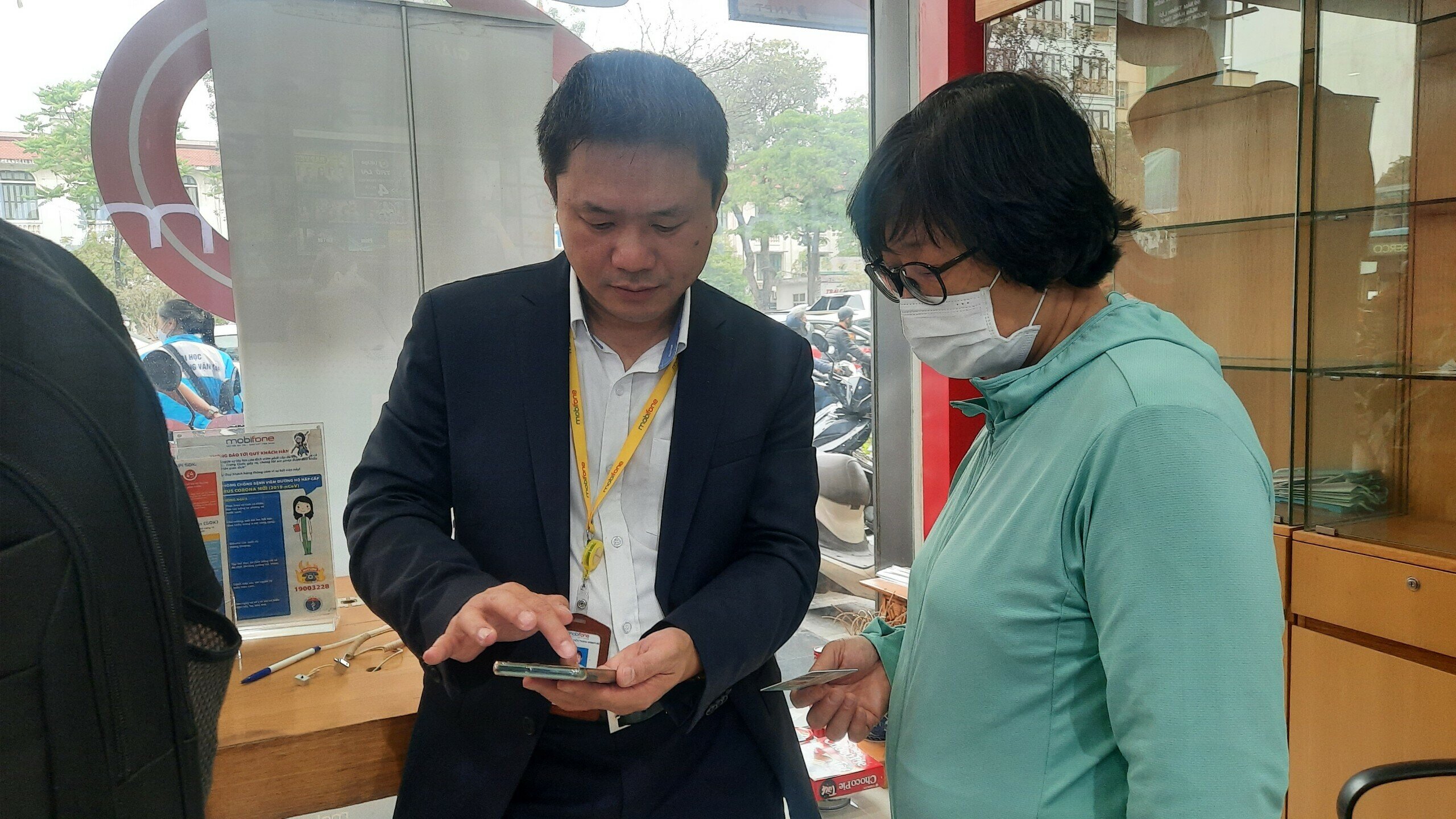 Ghi nhận của PV Báo Giao thông cho thấy, tại cửa hàng của MobiFone, ngoài các nhân viên làm trong quầy thì còn có nhiều nhân viên ra bàn đón tiếp để giúp khách hàng làm thủ tục cập nhật chuẩn hóa thông tin sim điện thoại.