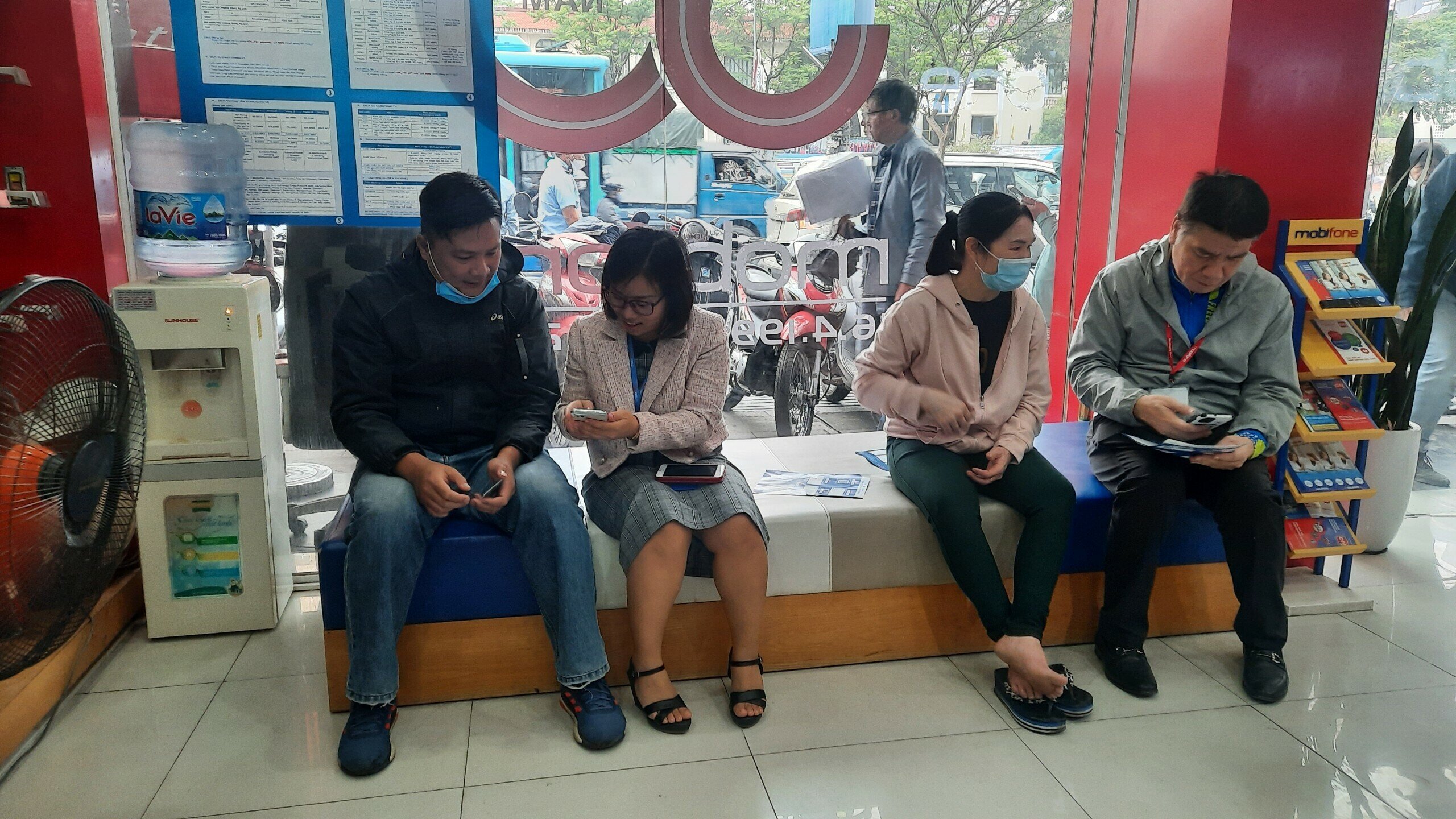 Trao đổi với PV Báo Giao thông, Trưởng ban Chăm sóc khách hàng của MobiFone Phạm Văn Nguyên cho biết, mấy ngày nay, nhận thấy lượng người đến làm thủ tục chuẩn hóa thông tin sim đông nên MobiFone đã tăng cường nhân viên đến các cửa hàng.