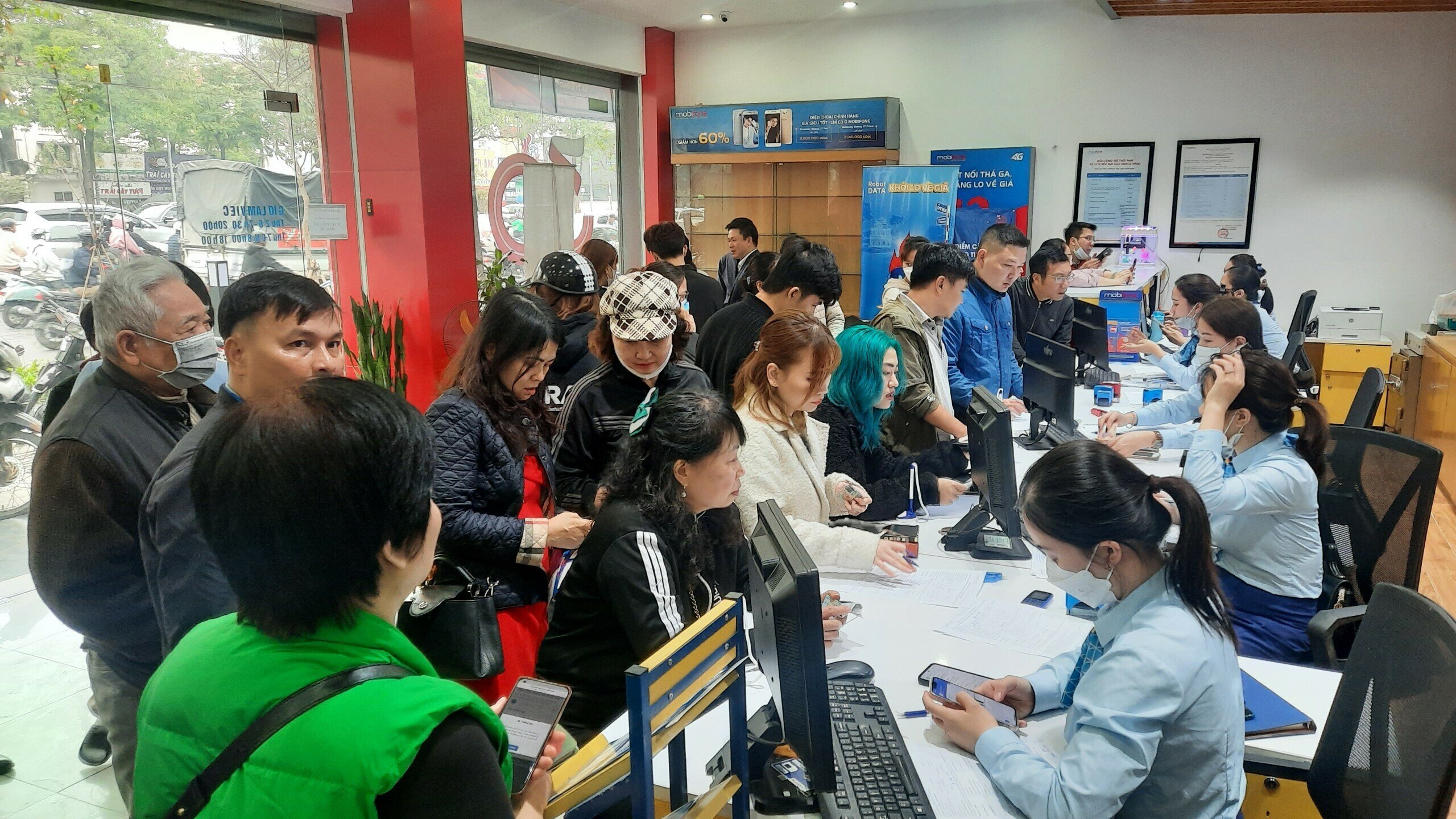 "Chúng tôi đã tăng cường nhân viên gấp đôi, thậm chí gấp 3 lần so với ngày bình thường để phục vụ tốt nhất có thể đối với khách hàng. Nhờ sự tăng cường nhân sự ở các cửa hàng nên khách hàng đến làm thủ tục có đông nhưng cũng không phải chờ lâu", ông Nguyên nói.