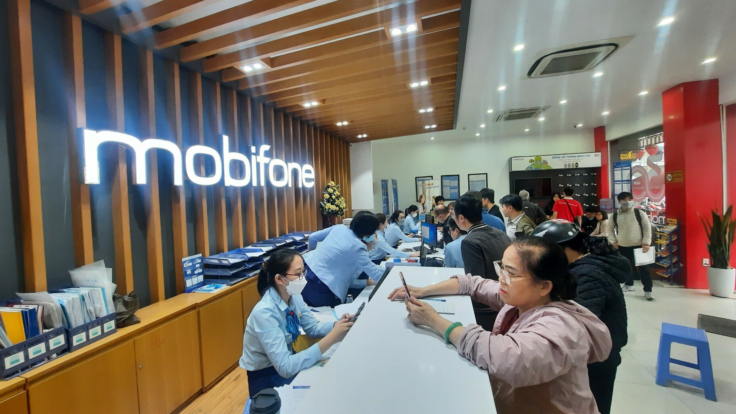 Trưởng ban Chăm sóc khách hàng của MobiFone cũng cho biết, hôm nay và một vài ngày sau hạn khóa sim (31/3), thời gian các cửa hàng của MobiFone phục vụ khách hàng sẽ được kéo dài.