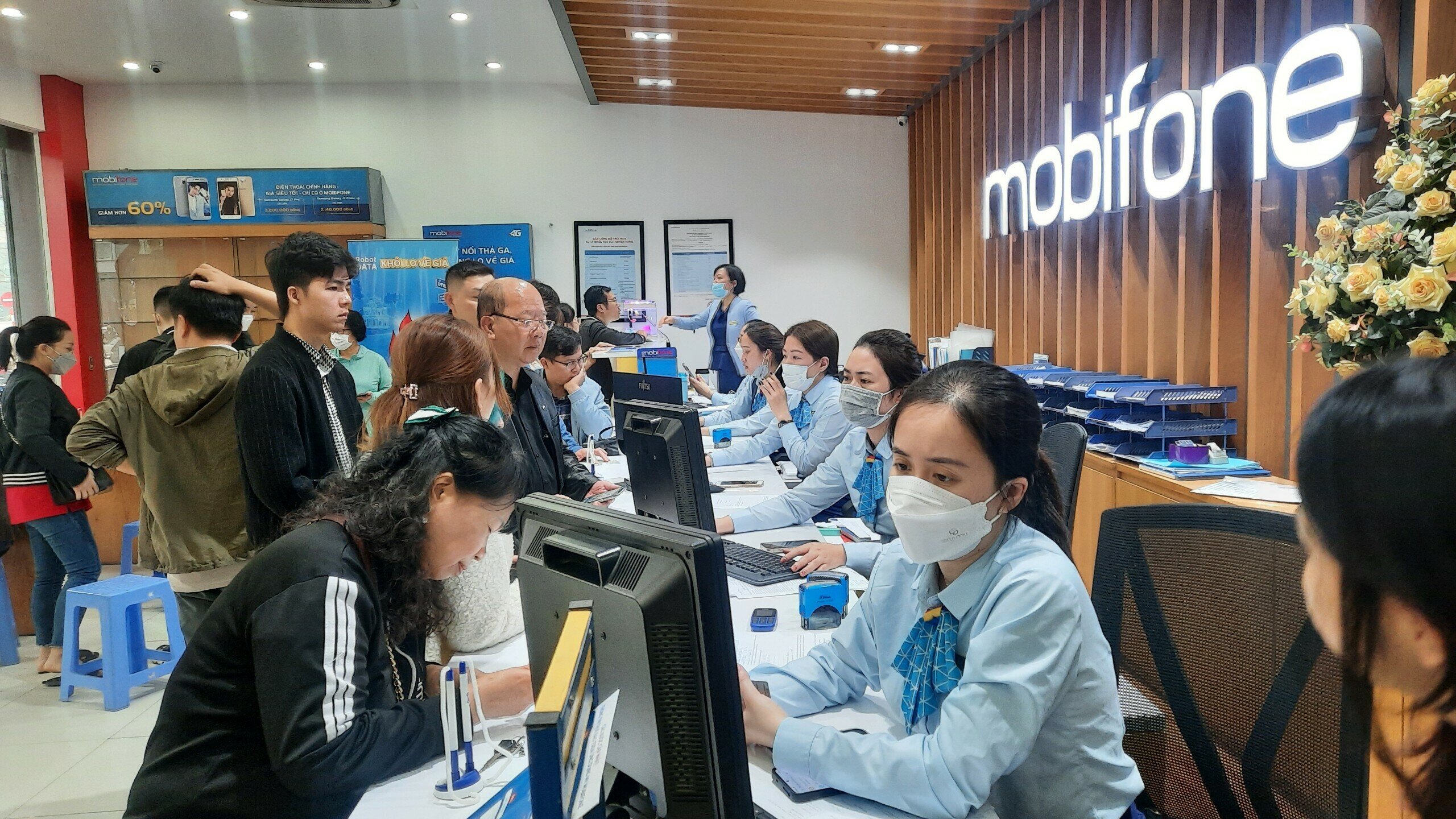 "Nhân viên sẽ làm xuyên trưa và làm đến 21h hàng ngày để đáp ứng nhu cầu cập nhật thông tin của khách hàng", ông Phạm Văn Nguyên nói.