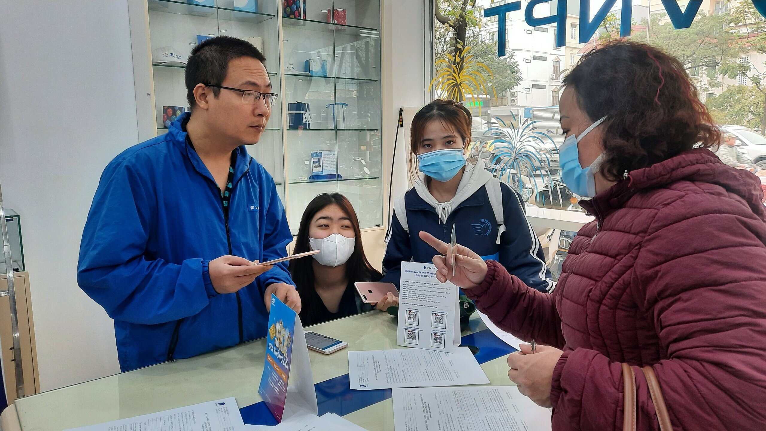 "Bộ Thông tin và truyền thông kiên quyết thực hiện nghiêm túc thời gian khóa thuê bao sau ngày 31/3, sau đó các nhà mạng tiếp tục chuẩn hóa lại thông tin cá nhân cho các thuê bao bị khóa" , Thứ trưởng Phạm Đức Long cho hay.