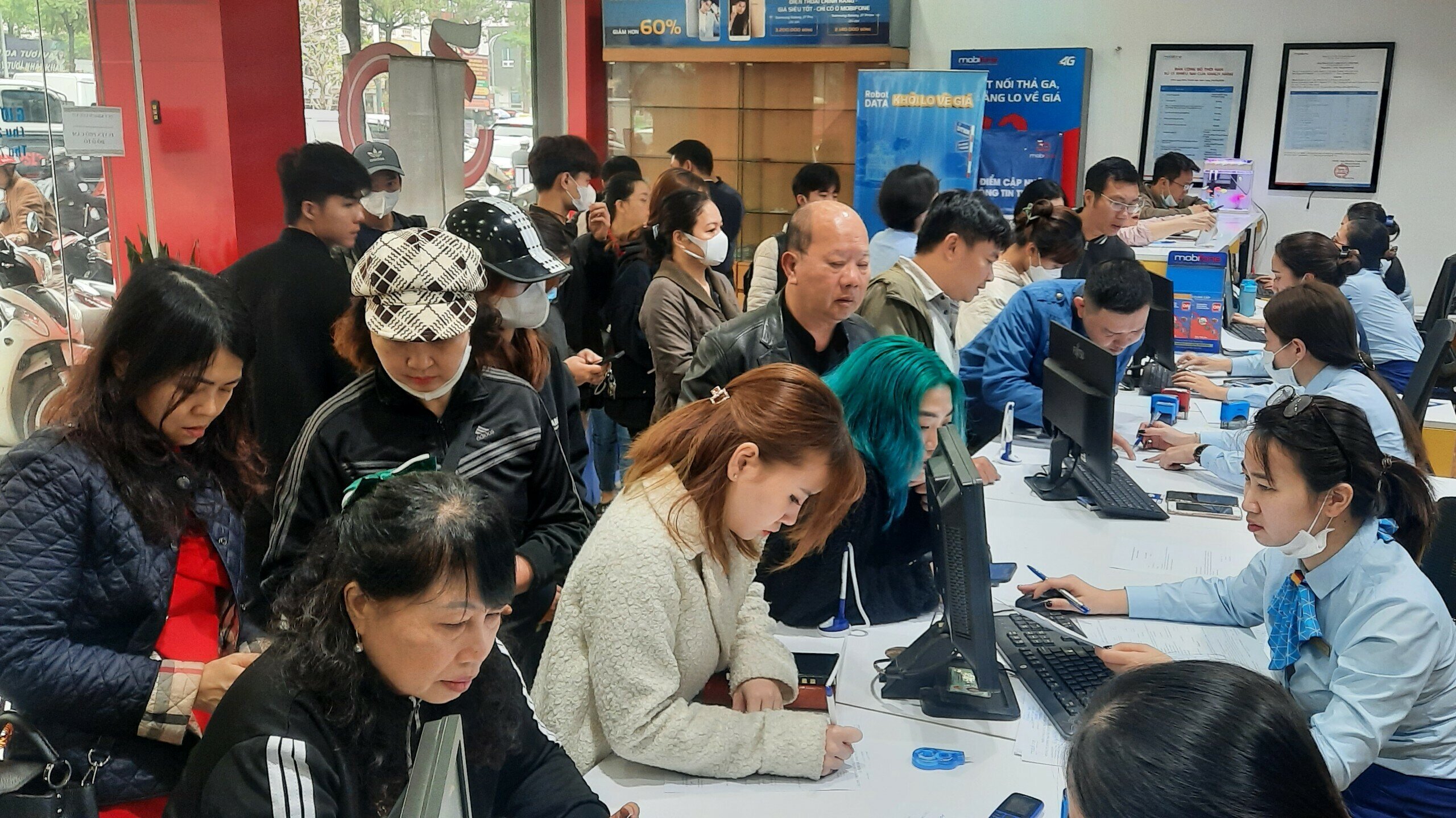 Chị Phạm Thái Hằng, Trưởng Cửa hàng giao dịch của VinaPhone Nguyễn Chí Thanh cho biết, mấy ngày gần đây, lượng khách hàng đông nên cửa hàng đã tăng cường số lượng nhân viên gấp đôi.