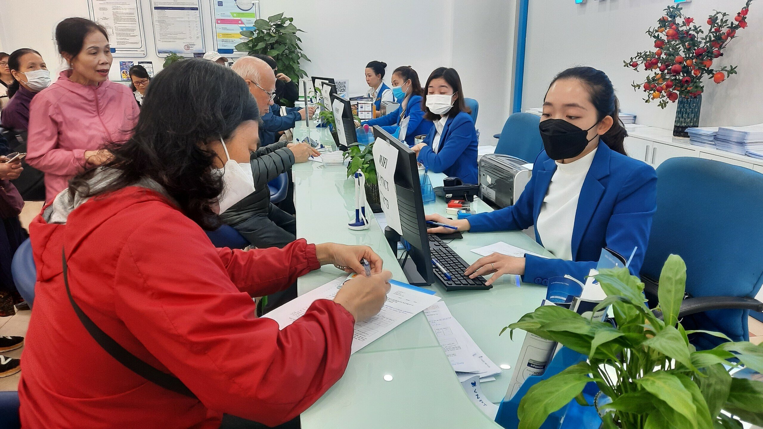 "Cửa hàng chúng tôi được tăng cường gấp đôi lượng nhân viên làm việc so với ngày bình thường để phục vụ nhanh chóng, kịp thời cho khách hàng", chị Hằng nói.