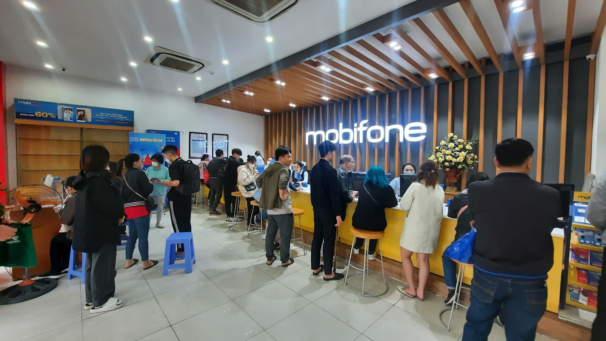 Sáng nay (31/3), ngày cuối cùng chuẩn hóa thông tin cá nhân thuê bao di động, ghi nhận của PV Báo Giao thông cho thấy, tại phòng giao dịch của các nhà mạng di động đang có tình trạng khách hàng phải xếp hàng chờ đợi làm thủ tục.