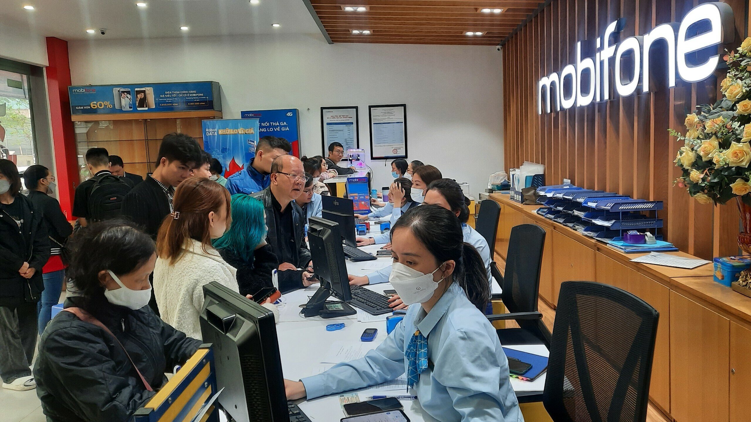 Chị Nguyễn Trang Phương (trú phường Thành Công, quận Ba Đình, TP Hà Nội) cho biết, sáng nay đến điểm giao dịch của MobiFone tại đường Nguyễn Chí Thanh từ 8h sáng để cập nhật lại thông tin cá nhân cho thuê bao của mình.