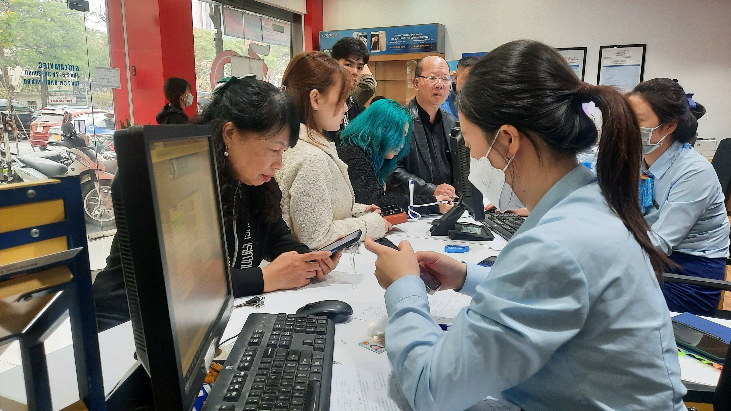 "Chiều hôm qua, tôi ra đây thấy người xếp hàng đông quá nên đã về để sáng sớm nay đến làm thủ tục chuẩn hóa thông tin cho số di động đang dùng. Không ngờ 8h đến, mà đã rất đông người chờ rồi”, chị Phương cho biết.