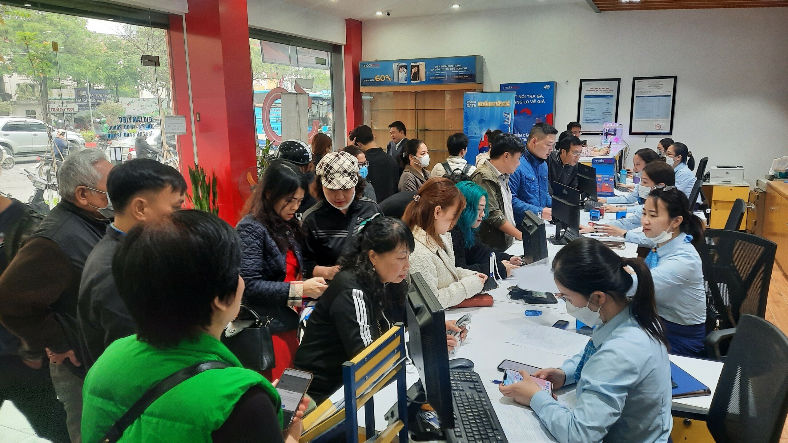 Anh Nguyễn Văn Thành (ở Ngọc Khánh, Ba Đình) thì cho biết, đã nhận được tin nhắn nhà mạng yêu cầu cập nhật thông tin từ mấy hôm trước, nhưng hôm nay mới sắp xếp thời gian ra cửa hàng giao dịch của MobiFone làm được.