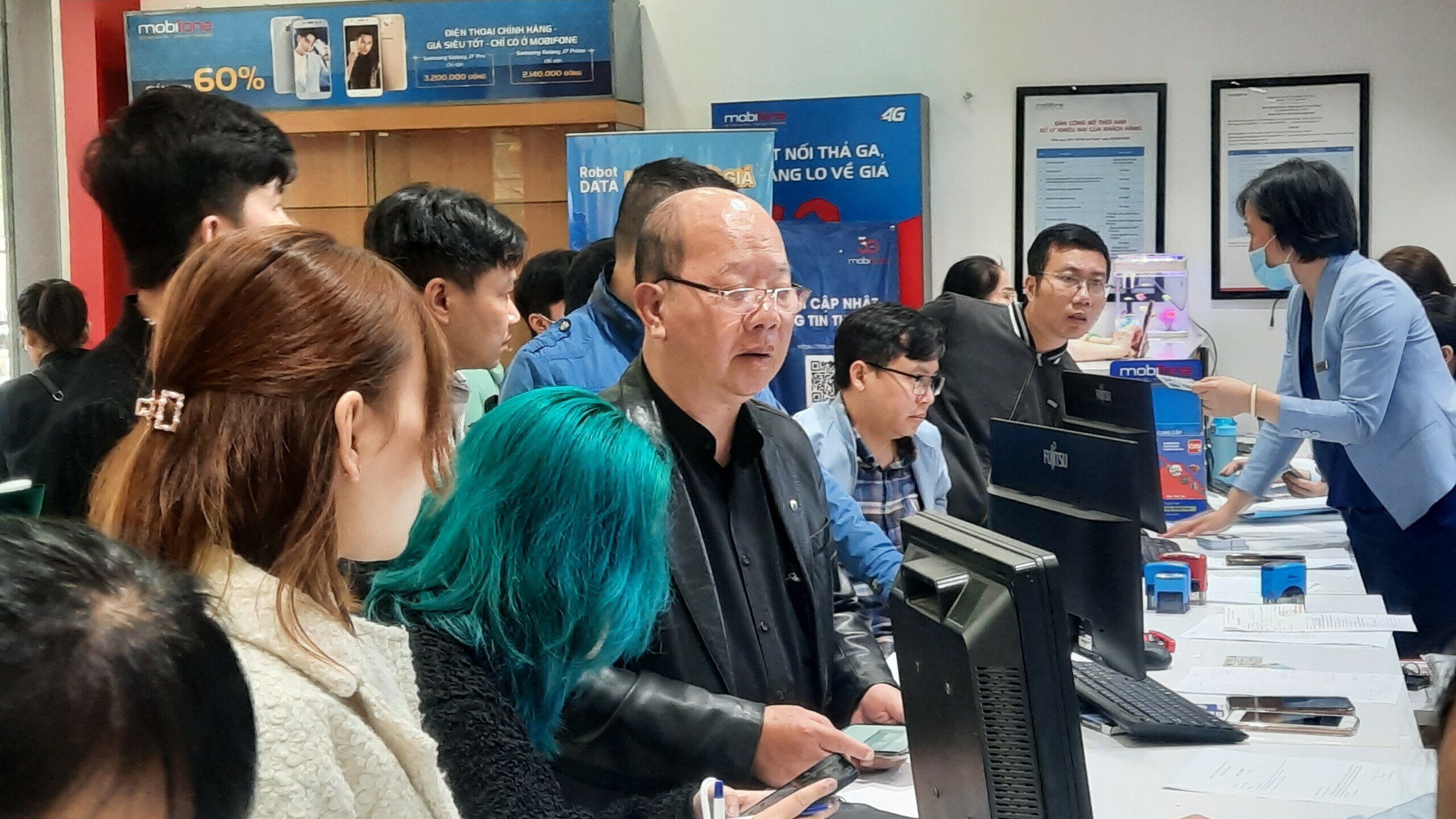 "Mặc dù rất đông người đến làm thủ tục chuẩn hóa thông tin nhưng cũng không phải chờ quá lâu, vì nhà mạng hôm nay đã tăng cường nhân viên xuống hỗ trợ khách hàng", anh Thành nói.