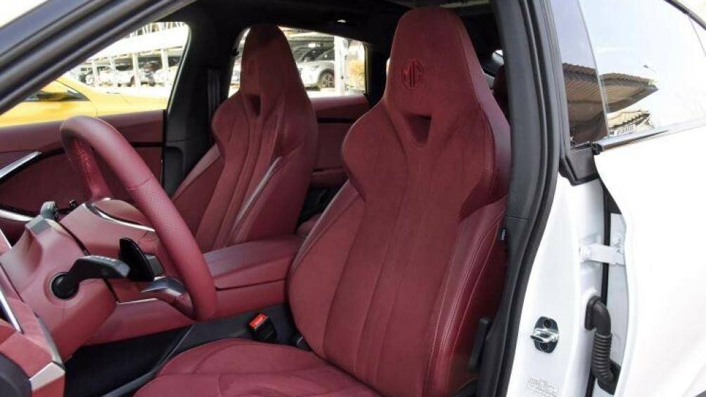 Hệ thống âm thanh vòm biển sâu BOSE Centerpoint (14 loa, công nghệ âm thanh vòm SurroundStage) và ghế da lộn cao cấp Dinamica