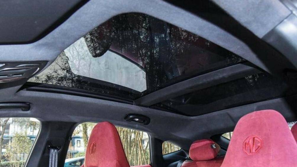 Xe mới có vòm kính Topload có thể mở được, mang đến trải nghiệm quan sát toàn cảnh 360°