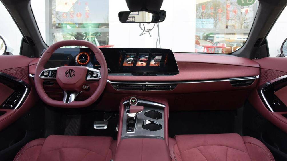 Trong khoang cabin, MG7 2023 gây ấn tượng với màn hình LCD toàn phần 10,25 inch và màn hình điều khiển trung tâm tích hợp 33 inch