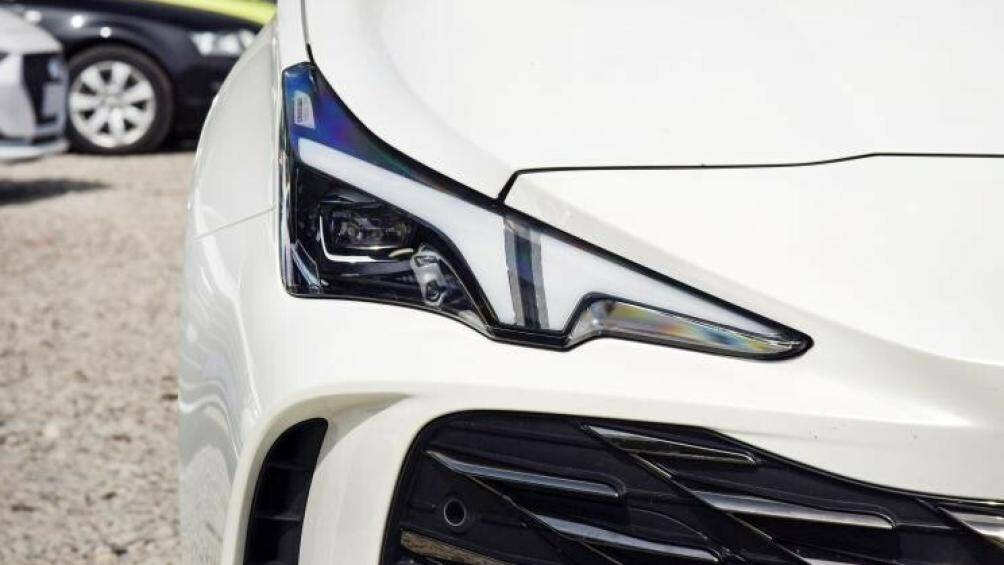 Các chi tiết đáng chú ý khác ở ngoại thất của MG7 2023 như đèn pha tam giác sắc cạnh được trang bị đèn LED đôi bên trong, hốc thông gió độc đáo