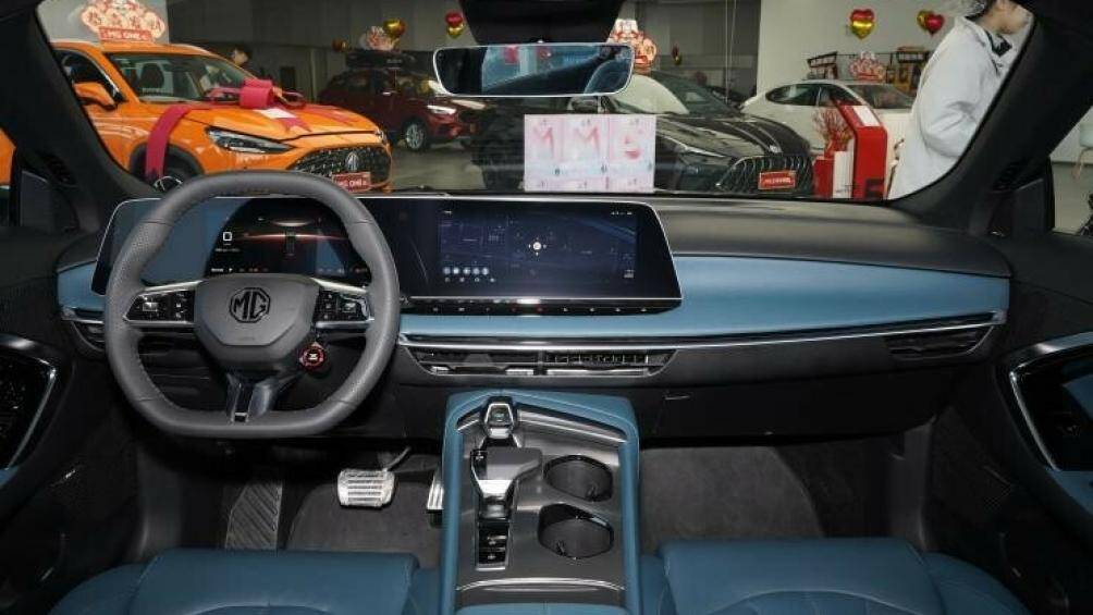 Cùng với đó là hệ thống buồng lái thông minh Zebra Luoshen 8155, hệ thống kính chắn gió AR-HUD thực tế tăng cường