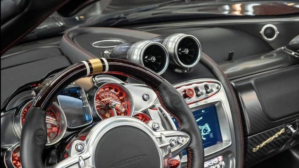 Bên trong khoang lái, Pagani Dinamica Evo có nội thất bằng chất liệu da màu đen có đường chỉ khâu tương phản và được làm nổi bật bởi các chi tiết kim loại