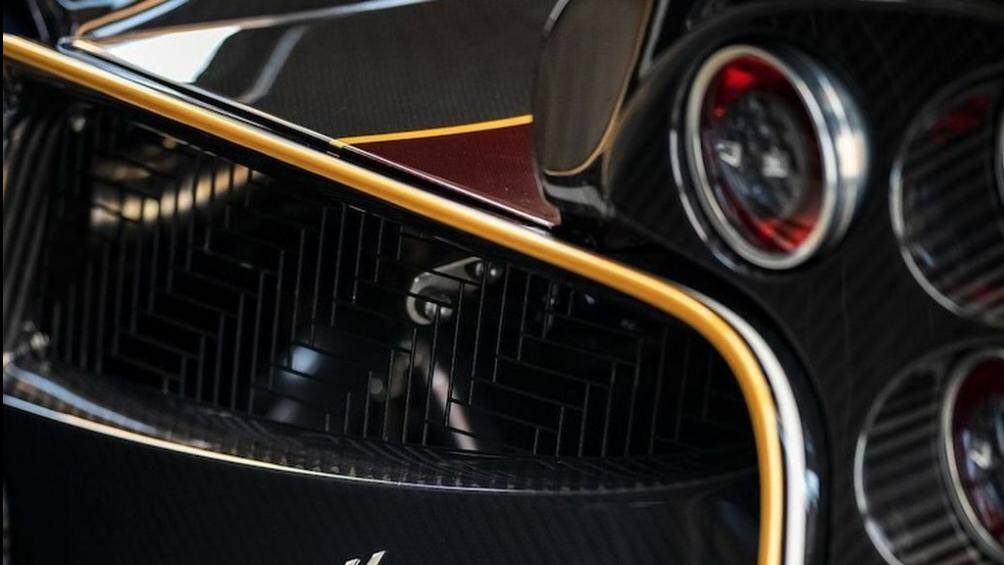 Bên cạnh đó, siêu phẩm nhà Pagani này có vô-lăng đáy phẳng, lẫy chuyển số đã được ốp gỗ cao cấp