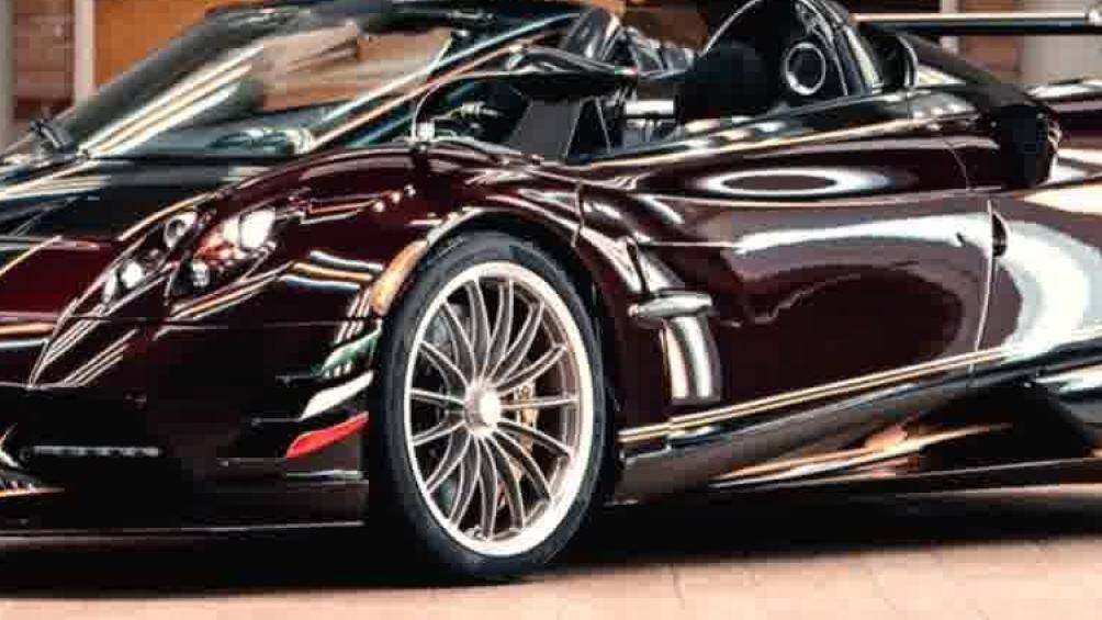 Pagani Dinamica Evo có cánh mũi phía trước được sơn ba màu của quốc kỳ Ý. Bộ la-zăng đa chấu, kiểu tua-bin được hoàn thiện bằng bạc