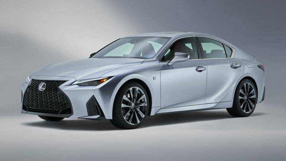 10. Lexus RC300 2023 (giá khởi điểm: 45.470 USD)