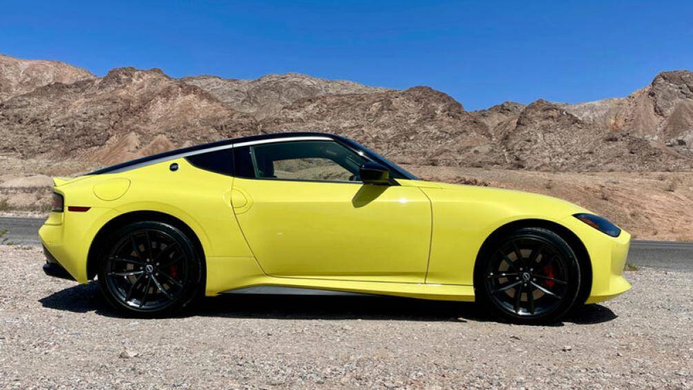 8. Nissan Z 2023 (giá khởi điểm: 41.015 USD)