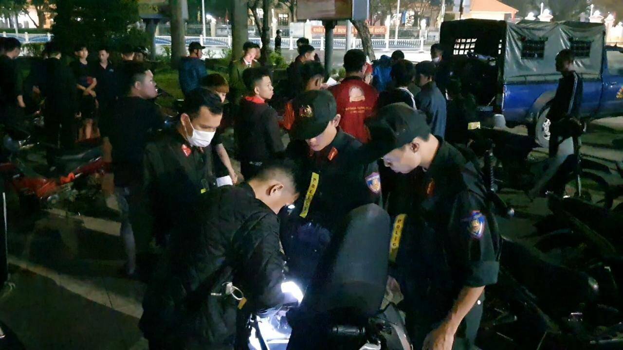 Nhiều thanh thiếu niên chạy xe lạng lách, khiêu khích cảnh sát ở Huế