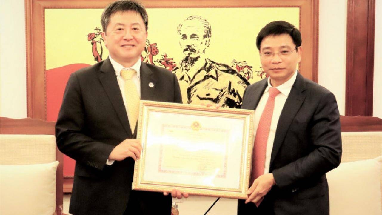 Bộ GTVT trao Kỷ niệm chương cho Trưởng đại diện JICA tại Việt Nam