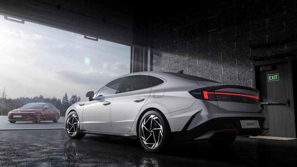 Bên cạnh đó, các mẫu N Line sở hữu bộ giảm âm kép mới và bộ vành hợp kim 19 inch có thiết kế 5 chấu độc đáo