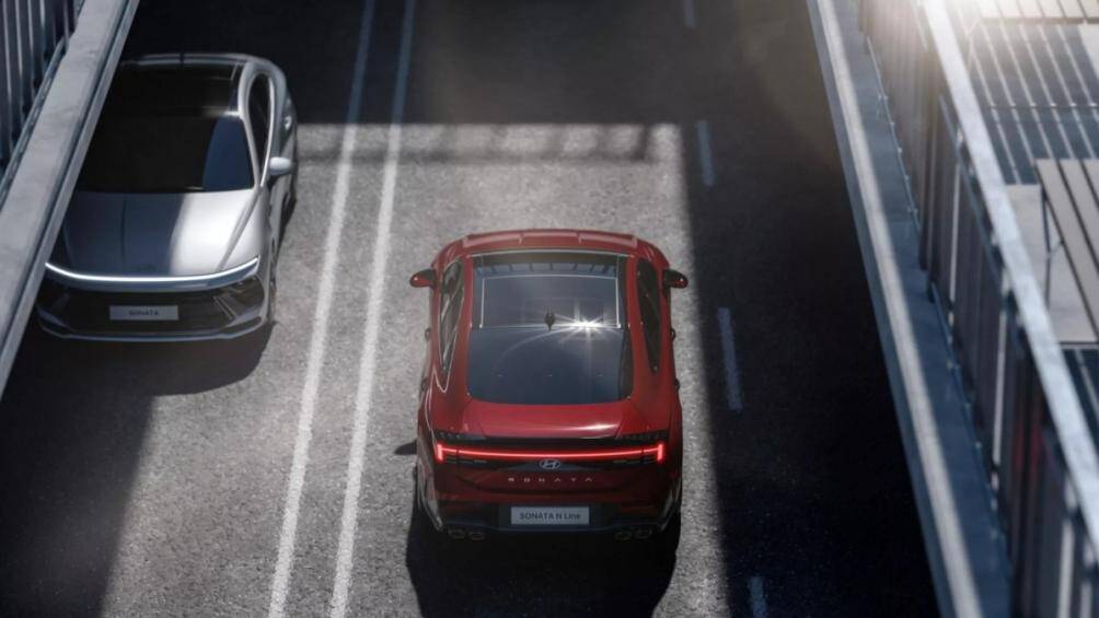 Sonata facelifted thể thao được trang trí màu đen ở dưới thân xe. Phía sau nắp cốp được sửa đổi cùng cụm đèn hậu cũng nằm vắt ngang bắt mắt