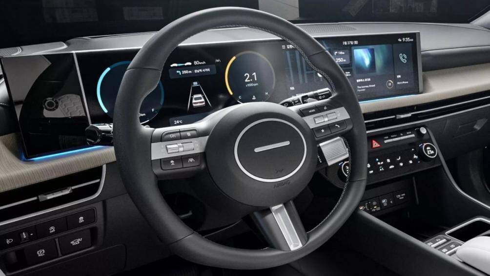 Thay đổi rõ ràng nhất bên trong xe là cụm đồng kỹ thuật số và màn hình thông tin giải trí trung tâm có cùng kích thước 12,3 inch