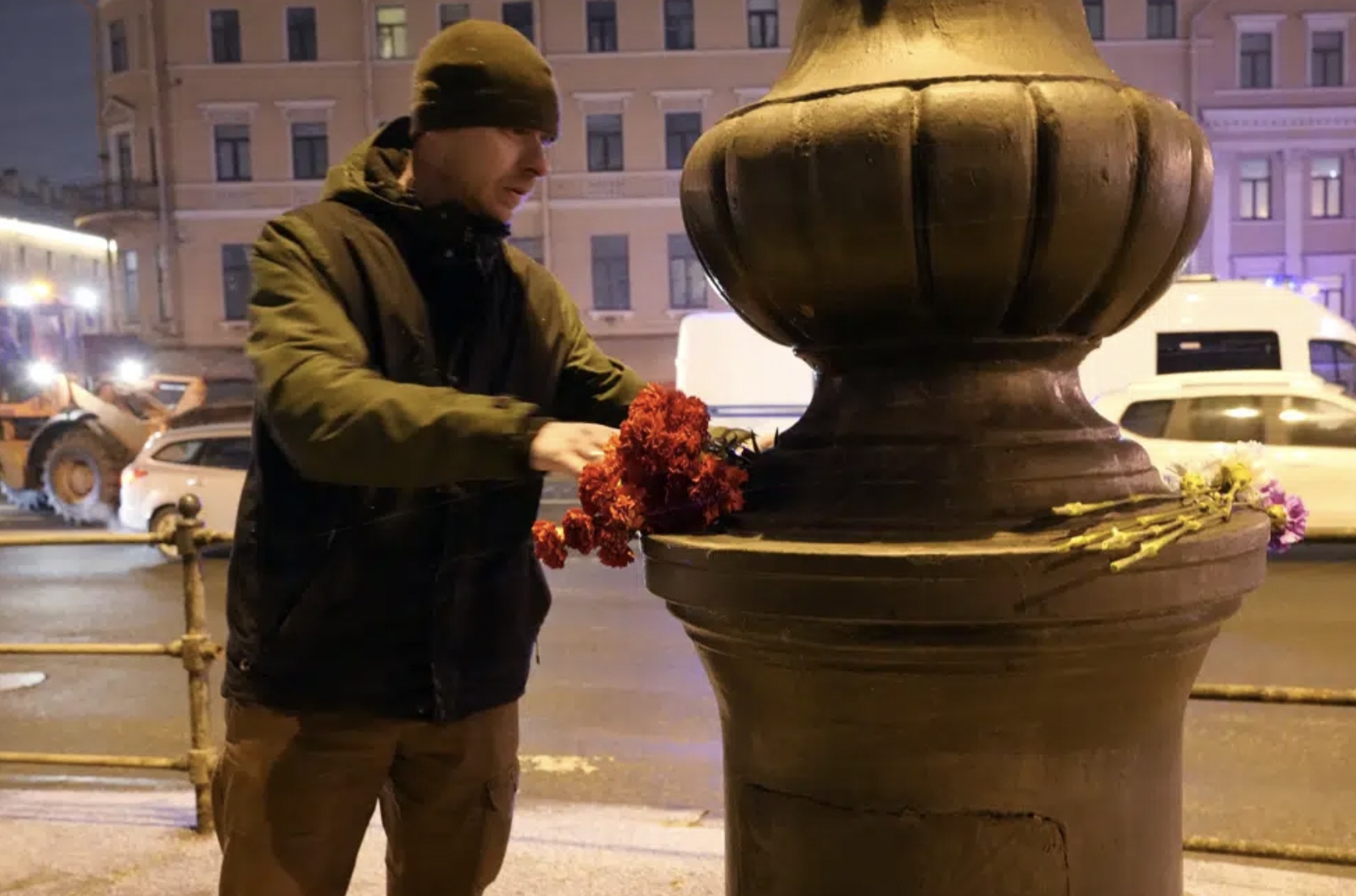Blogger Tatarsky, tên thật là Maxim Fomin, 40 tuổi đến từ vùng Donetsk ở miền Đông Ukraine, nơi Nga tuyên bố đã sáp nhập.
Tatarsky có hơn 500.000 người theo dõi trên Telegram và có quan điểm ủng hộ chiến dịch của Nga ở Ukraine. Ông nổi tiếng qua việc đăng tải các video phân tích tình hình quân sự thực địa và đưa ra lời khuyên cho các binh sĩ, theo hãng thông tấn TASS. Trong ảnh, người ủng hộ đặt hoa thể hiện niềm tiếc thương vì sự ra đi của Tatarsky.