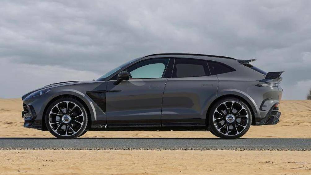 Chiếc DBX của Manasory được trang bị vòm bánh xe loe ra phía trước và nằm trên một bộ bánh xe hậu mãi với nan hoa màu bạc và đen