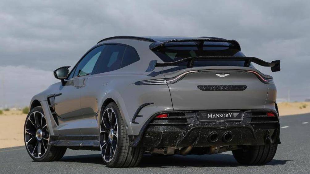 Mansory cũng loại bỏ hệ thống bốn ống xả tiêu chuẩn của chiếc SUV để thay bằng hai ống xả thoát ra từ trung tâm của bộ khuếch tán phía sau