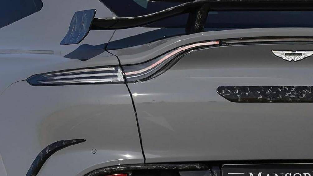 Ở phía sau có cánh lướt gió carbon kéo dài từ mui xe, cánh gió cố định bằng sợi carbon và một bộ khuếch tán mới