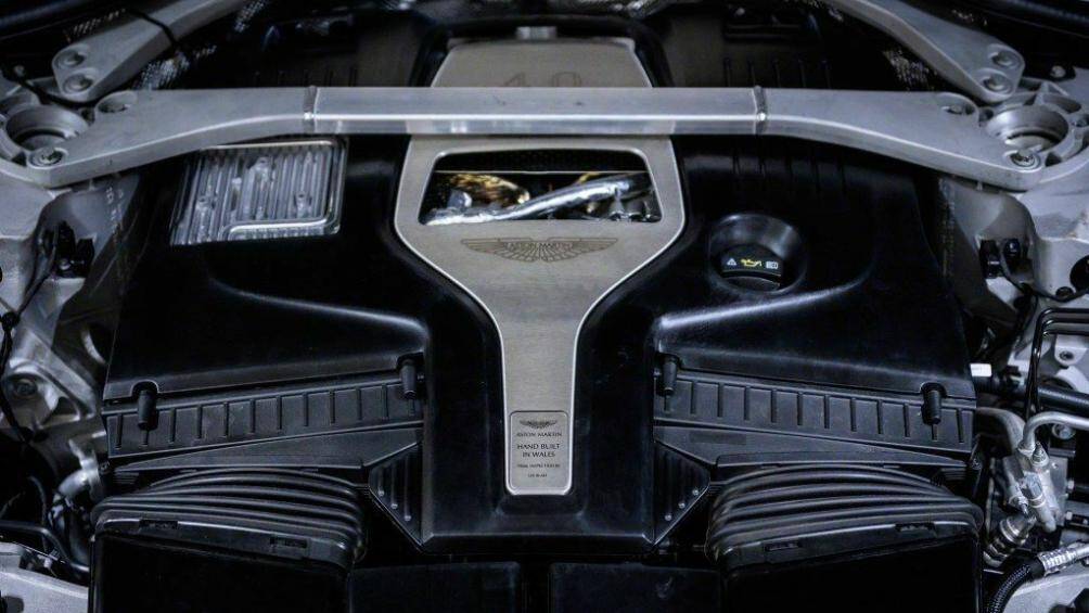 Về sức mạnh, hãng độ đến từ Đức còn nâng cấp một số chi tiết với bộ tăng áp mới được trang bị cho động cơ V8 4.0 lít cùng với một số tinh chỉnh ECU