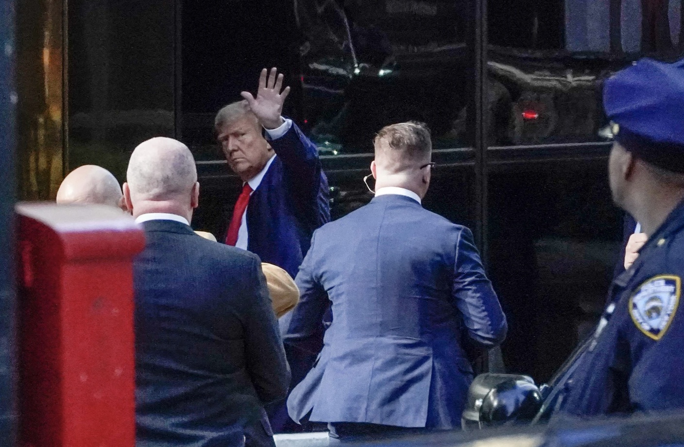 Theo truyền thông địa phương, khoảng 4h13 chiều cùng ngày, đoàn xe tới Tháp Trump. Vị cựu Tổng thống Mỹ bước ra với gương mặt khá trầm buồn, vẫy tay với đám đông rồi đi vào toà nhà Trump.