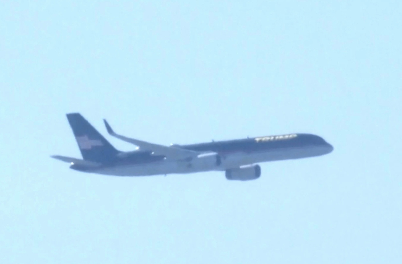 Ông Donald Trump, 76 tuổi lên chuyên cơ Boeing 757 với 3 màu biểu tượng (đỏ, trắng và xanh) từ đầu giờ chiều cùng ngày. Chuyên cơ cất cánh từ bãi biển West Palm, Florida tới sân bay LaGuardia vào lúc 3h30 chiều.