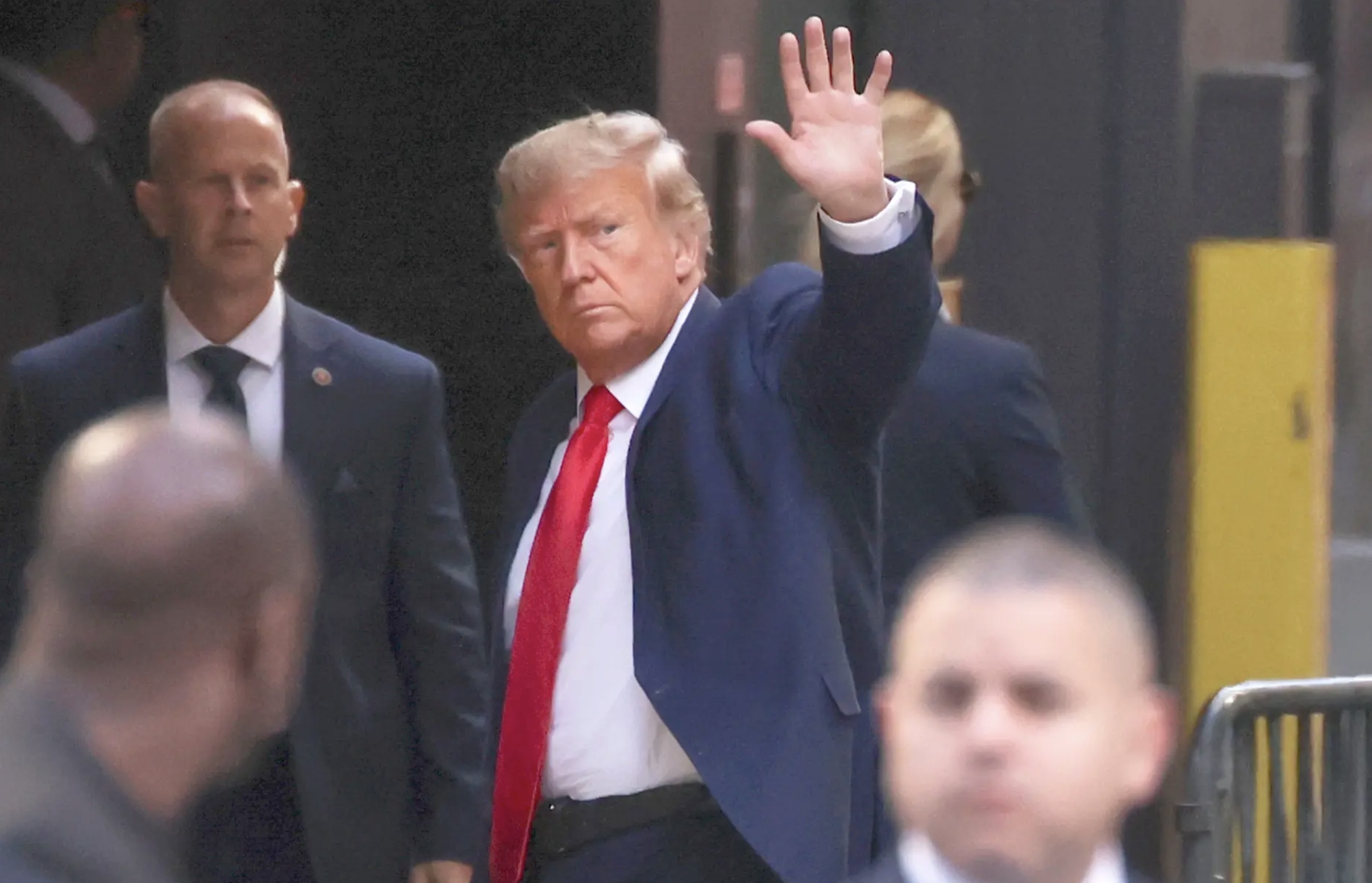 Chiều 3/4, theo giờ địa phương, rạng sáng 4/4 theo giờ Việt Nam, cựu Tổng thống Mỹ Donald Trump đã tới thành phố New York để đối mặt với các cáo buộc hình sự liên quan tới việc trả tiền để ém mối quan hệ với cựu diễn viên phim người lớn Stormy Daniels vào năm 2016.
